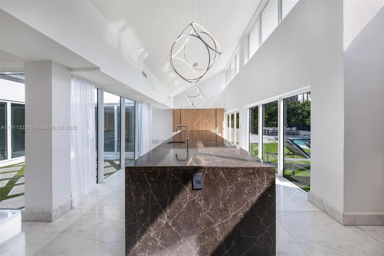 449 Holiday Dr, Hallandale Beach, FL 33009 Photo