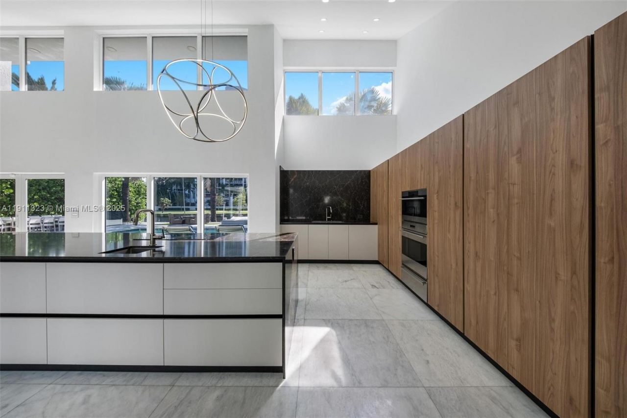 449 Holiday Dr, Hallandale Beach, FL 33009 Photo