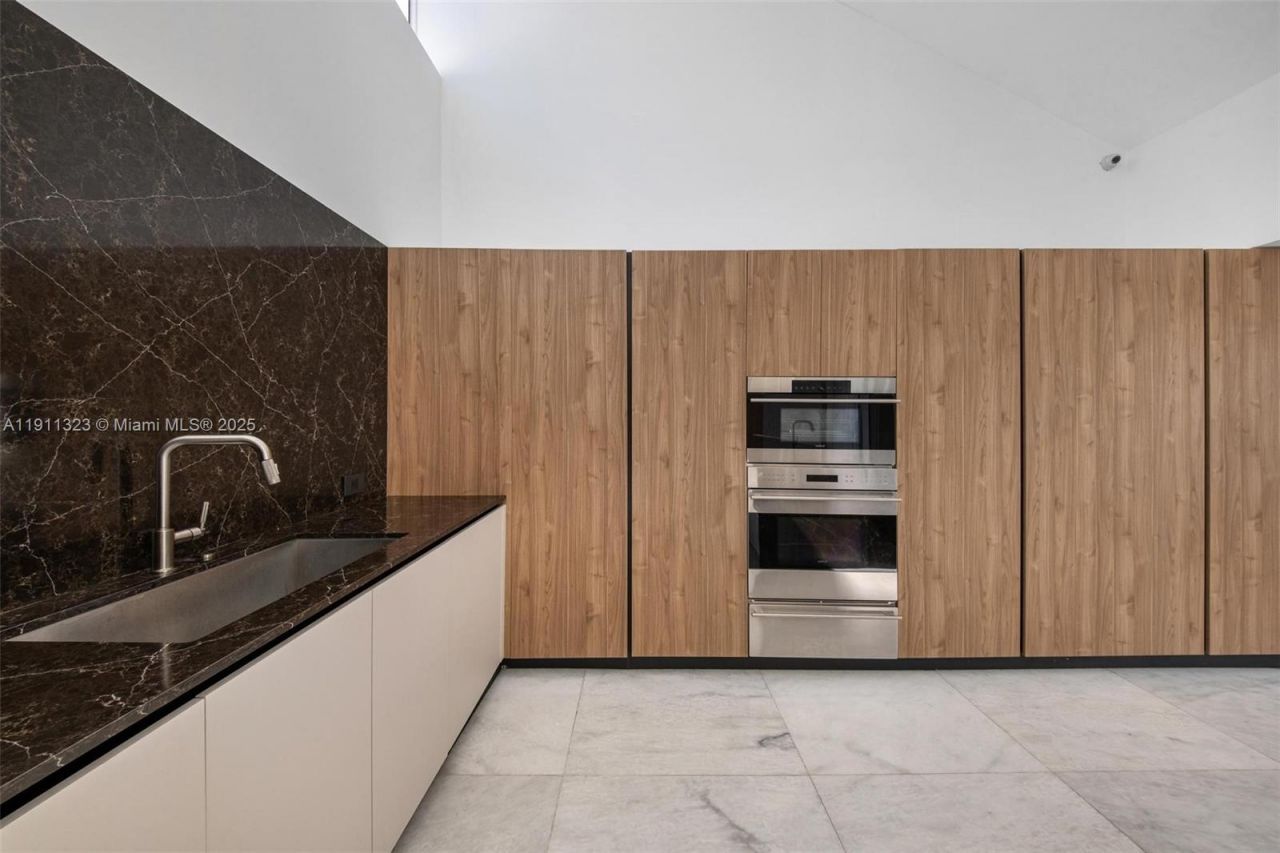 449 Holiday Dr, Hallandale Beach, FL 33009 Photo