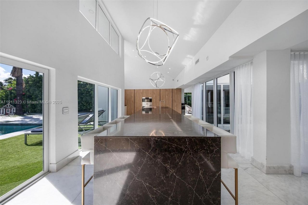 449 Holiday Dr, Hallandale Beach, FL 33009 Photo