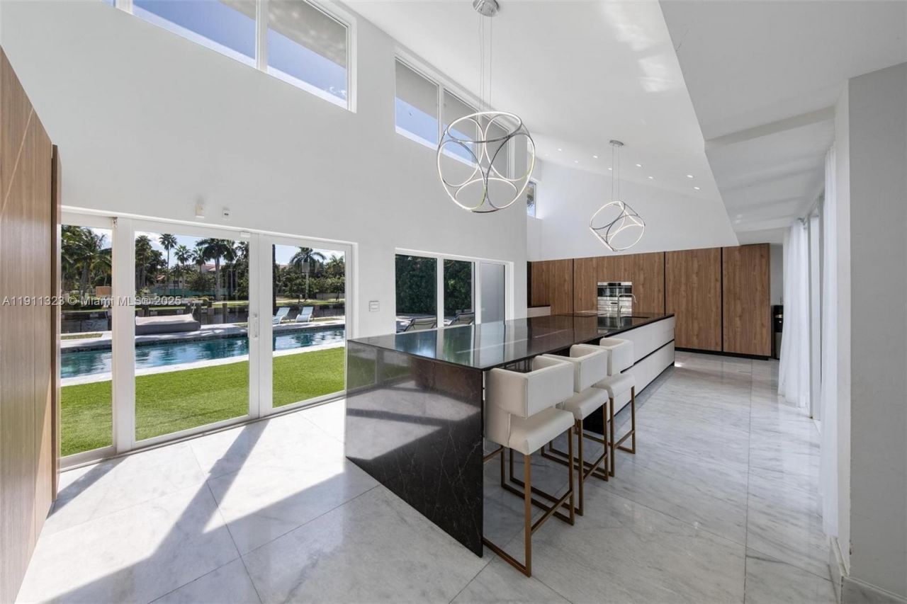 449 Holiday Dr, Hallandale Beach, FL 33009 Photo