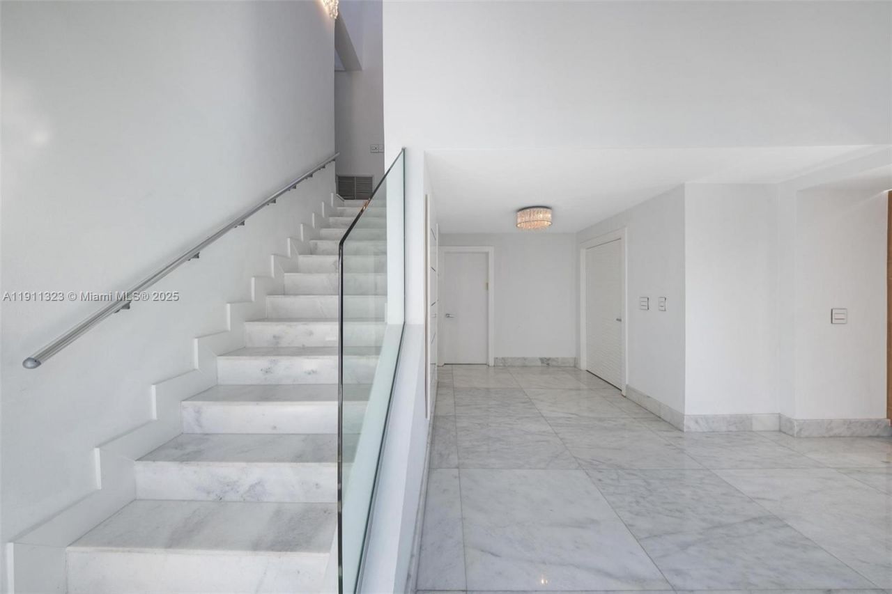 449 Holiday Dr, Hallandale Beach, FL 33009 Photo