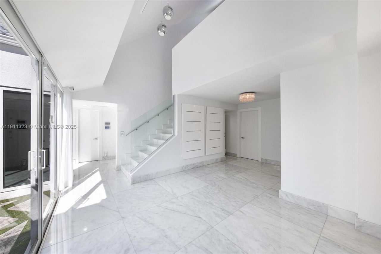 449 Holiday Dr, Hallandale Beach, FL 33009 Photo