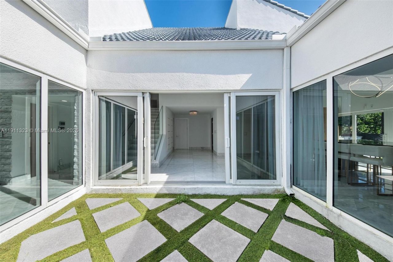 449 Holiday Dr, Hallandale Beach, FL 33009 Photo