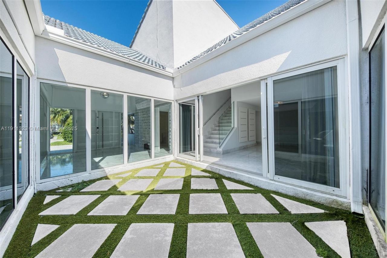 449 Holiday Dr, Hallandale Beach, FL 33009 Photo