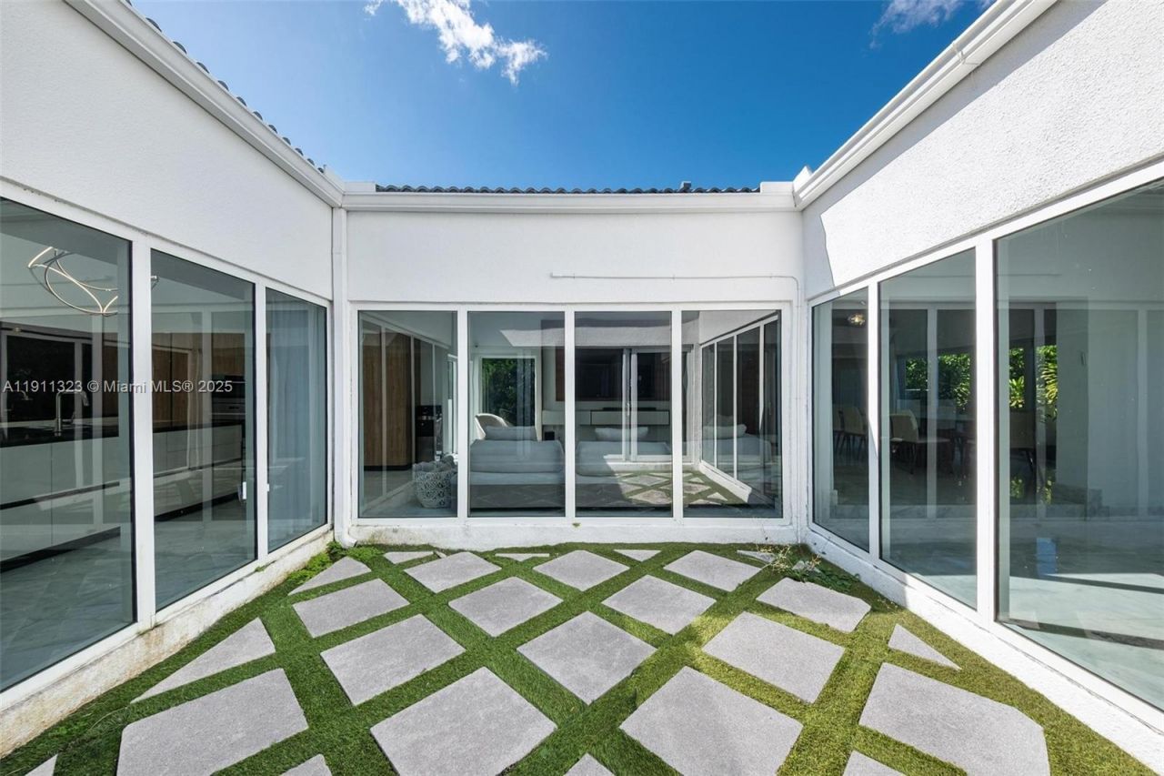 449 Holiday Dr, Hallandale Beach, FL 33009 Photo