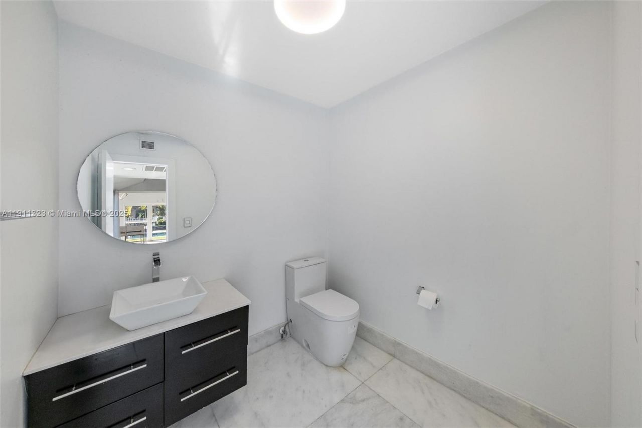 449 Holiday Dr, Hallandale Beach, FL 33009 Photo