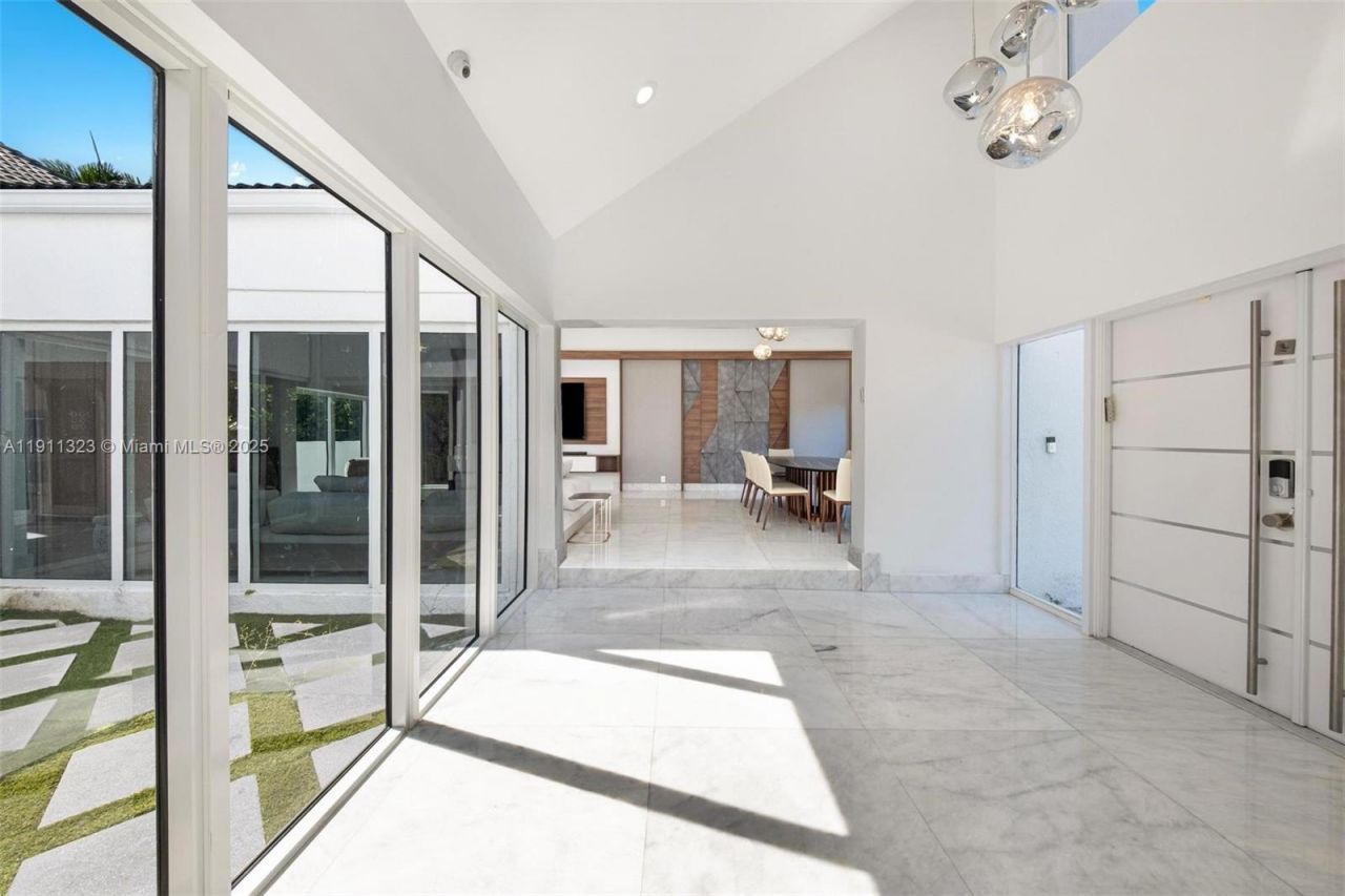 449 Holiday Dr, Hallandale Beach, FL 33009 Photo