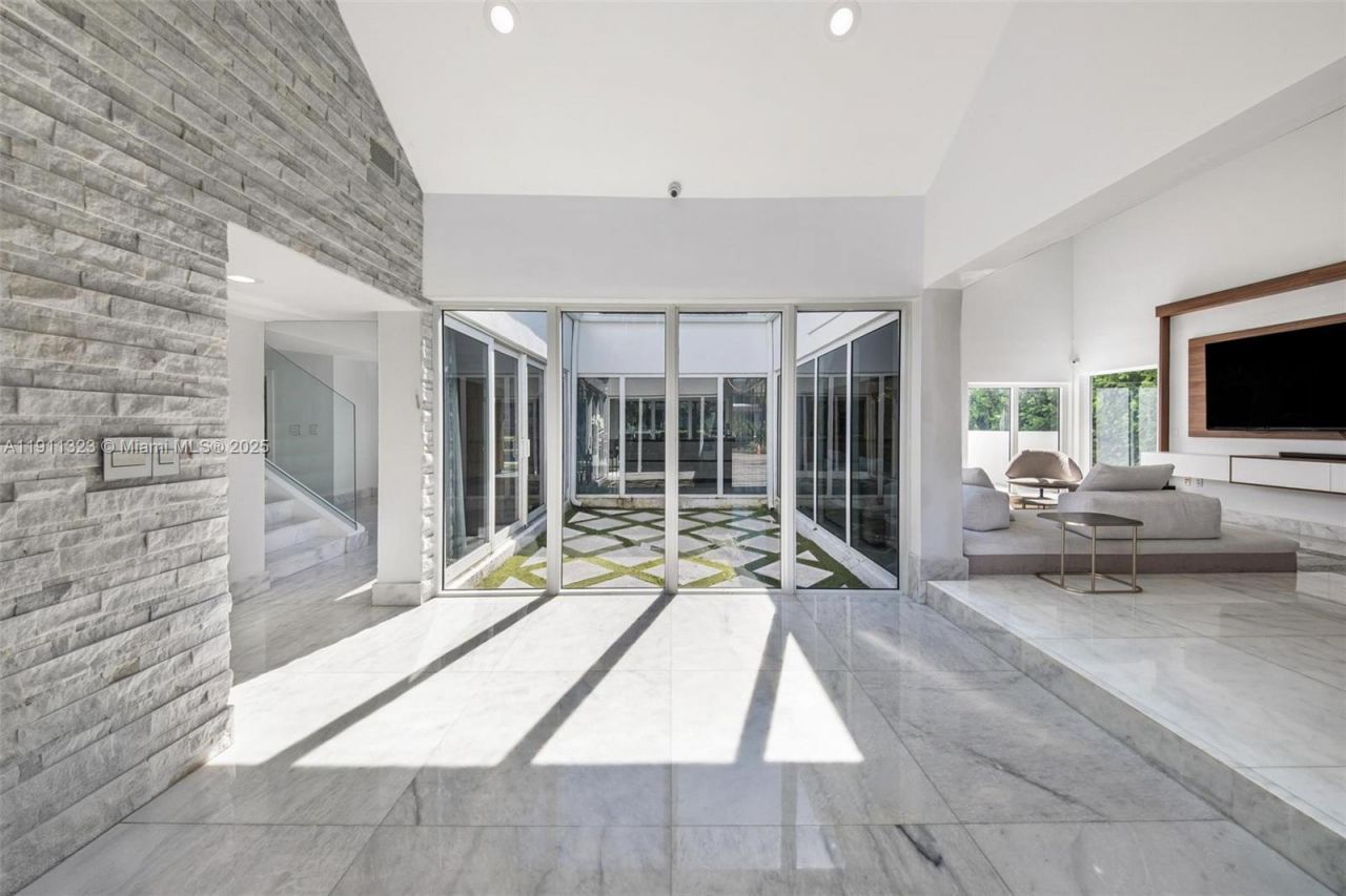 449 Holiday Dr, Hallandale Beach, FL 33009 Photo