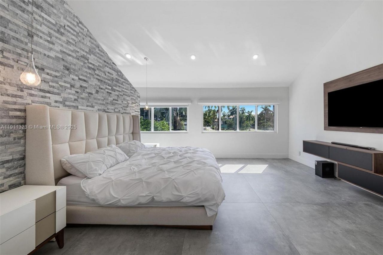 449 Holiday Dr, Hallandale Beach, FL 33009 Photo