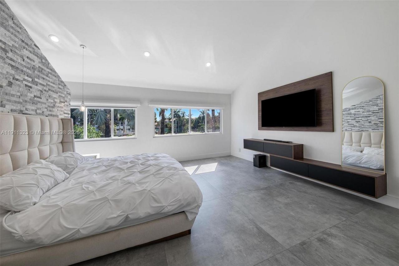 449 Holiday Dr, Hallandale Beach, FL 33009 Photo