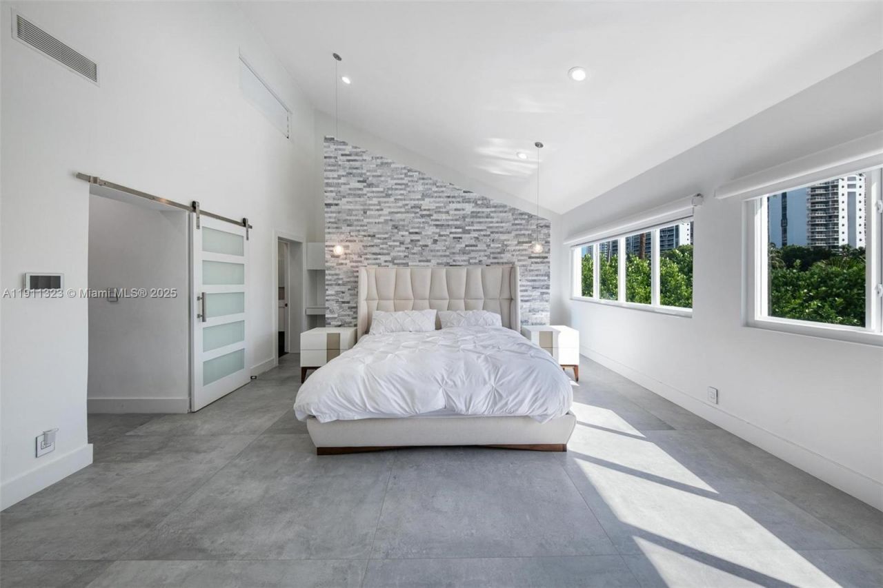 449 Holiday Dr, Hallandale Beach, FL 33009 Photo