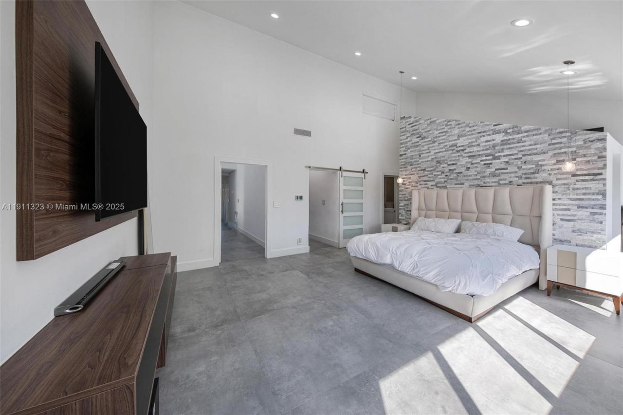 449 Holiday Dr, Hallandale Beach, FL 33009 Photo