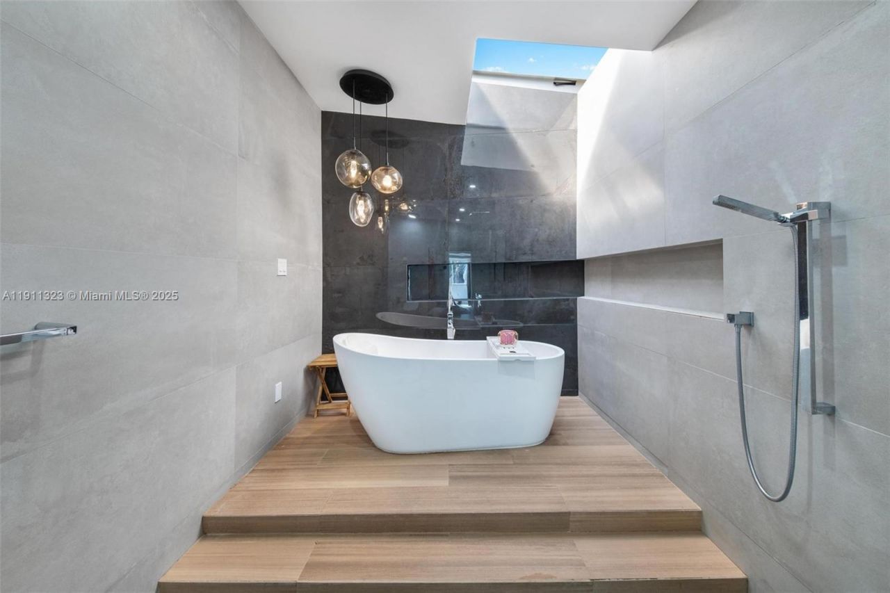 449 Holiday Dr, Hallandale Beach, FL 33009 Photo