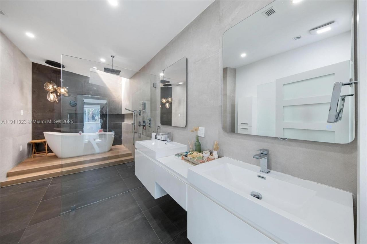 449 Holiday Dr, Hallandale Beach, FL 33009 Photo