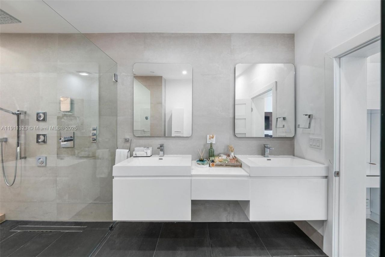 449 Holiday Dr, Hallandale Beach, FL 33009 Photo