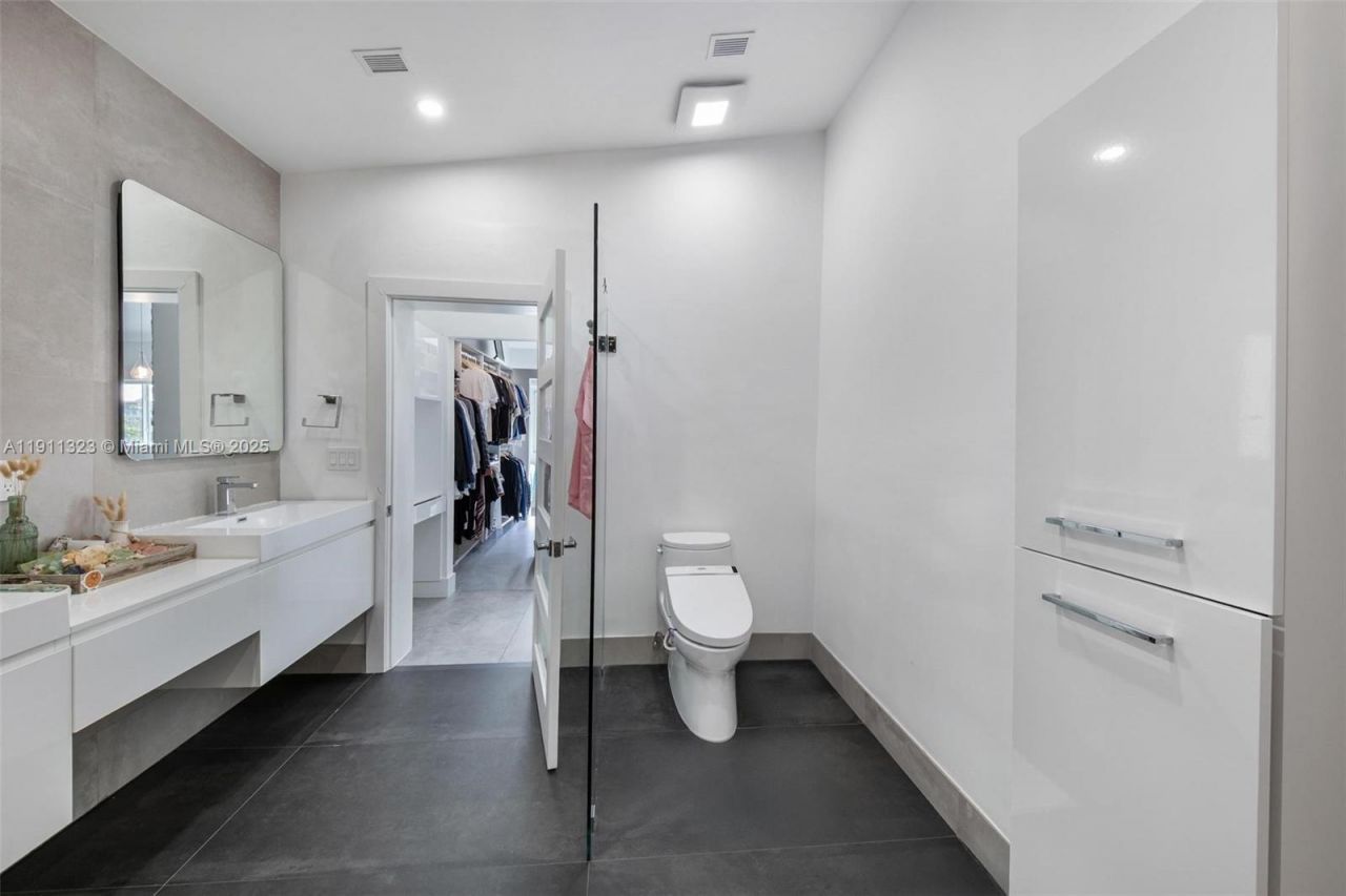 449 Holiday Dr, Hallandale Beach, FL 33009 Photo