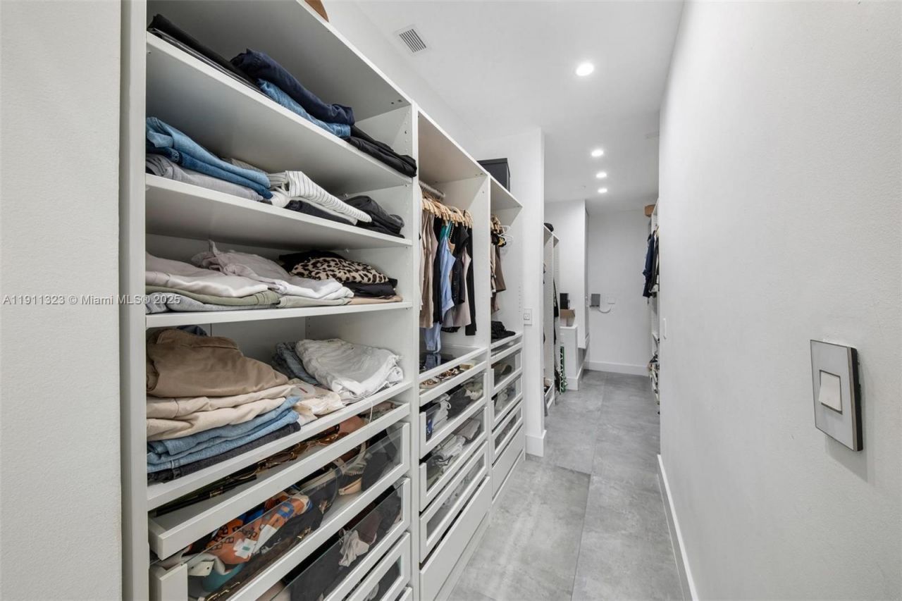 449 Holiday Dr, Hallandale Beach, FL 33009 Photo