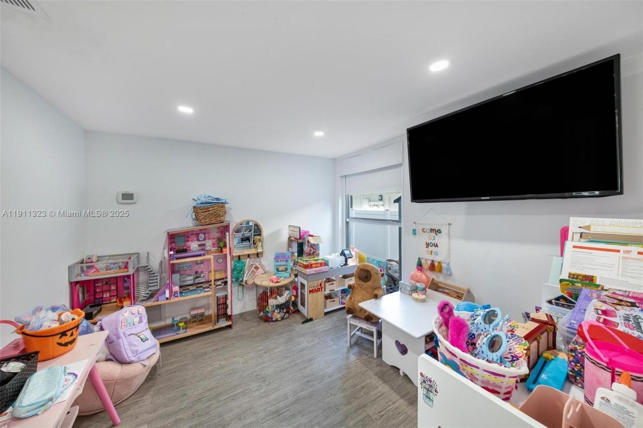 449 Holiday Dr, Hallandale Beach, FL 33009 Photo