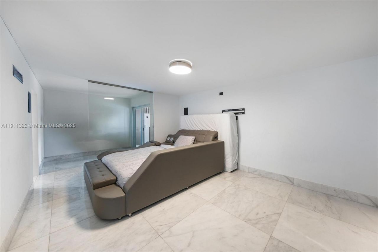 449 Holiday Dr, Hallandale Beach, FL 33009 Photo