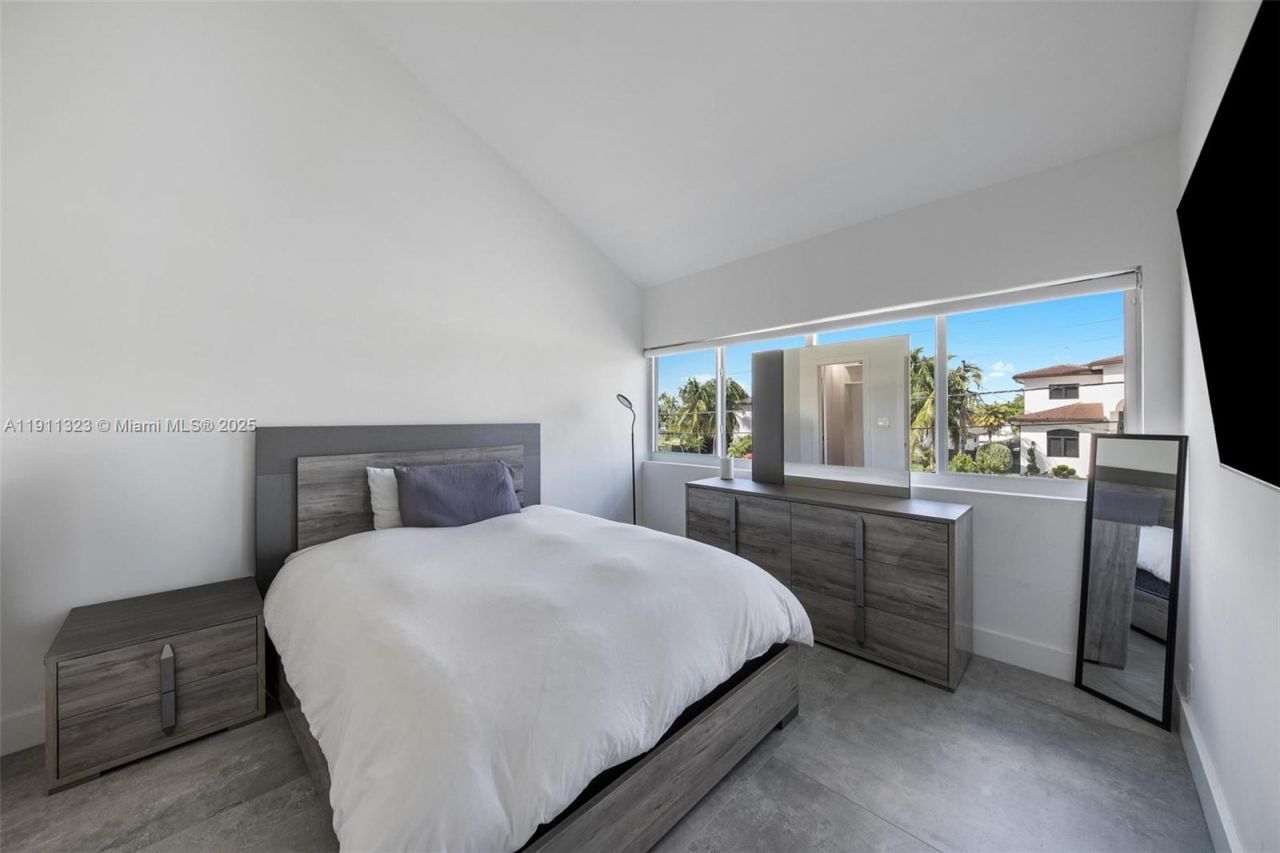 449 Holiday Dr, Hallandale Beach, FL 33009 Photo