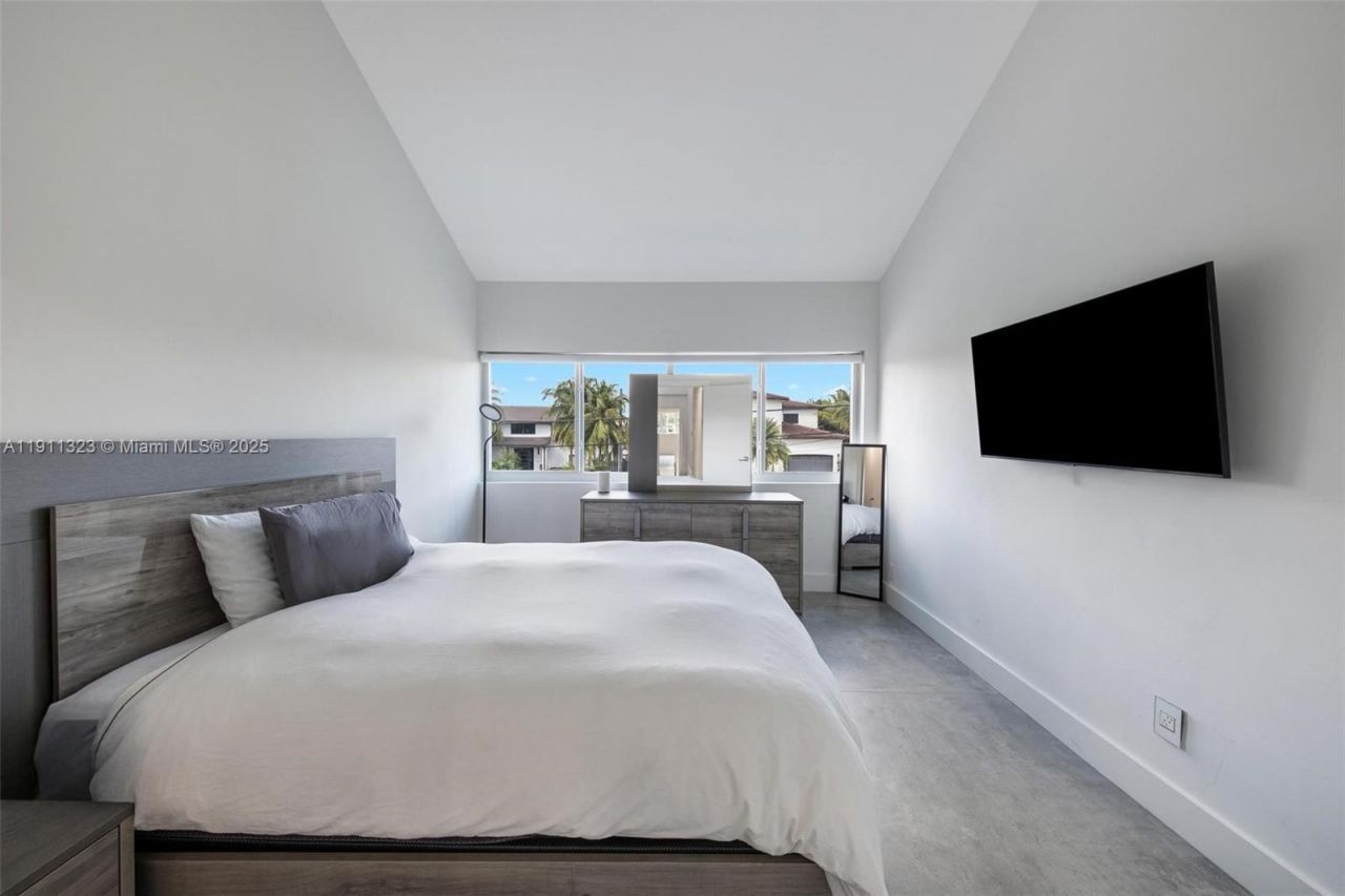 449 Holiday Dr, Hallandale Beach, FL 33009 Photo