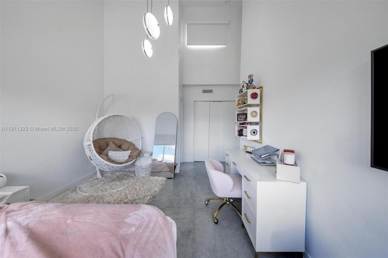 449 Holiday Dr, Hallandale Beach, FL 33009 Photo