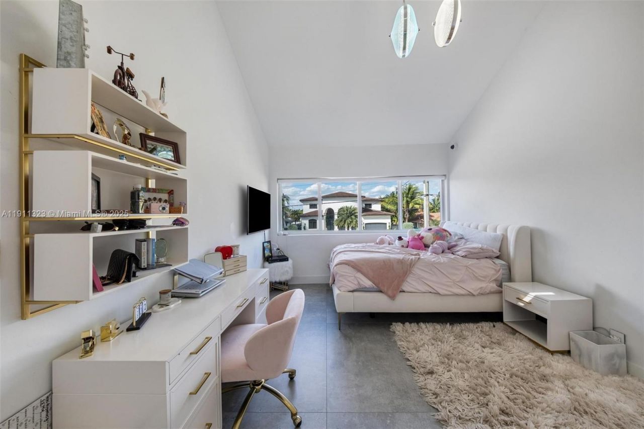 449 Holiday Dr, Hallandale Beach, FL 33009 Photo