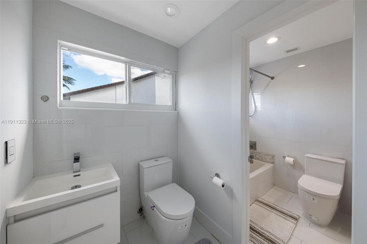 449 Holiday Dr, Hallandale Beach, FL 33009 Photo