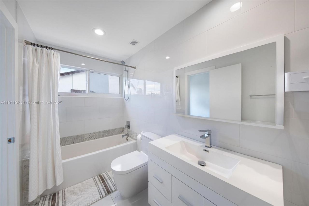 449 Holiday Dr, Hallandale Beach, FL 33009 Photo