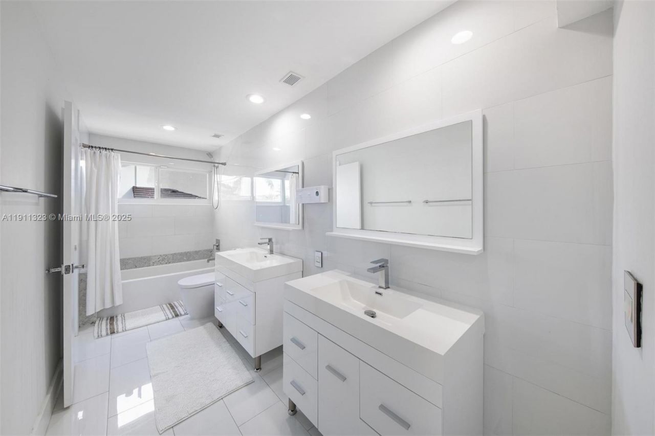 449 Holiday Dr, Hallandale Beach, FL 33009 Photo