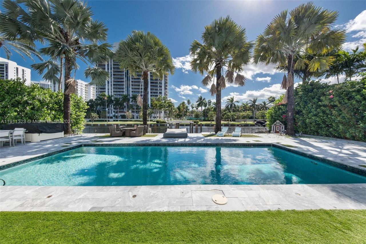 449 Holiday Dr, Hallandale Beach, FL 33009 Photo