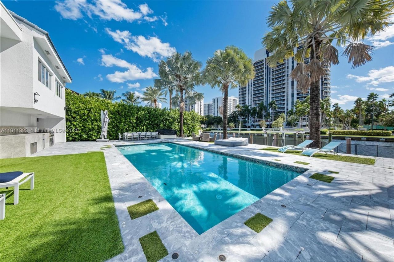 449 Holiday Dr, Hallandale Beach, FL 33009 Photo