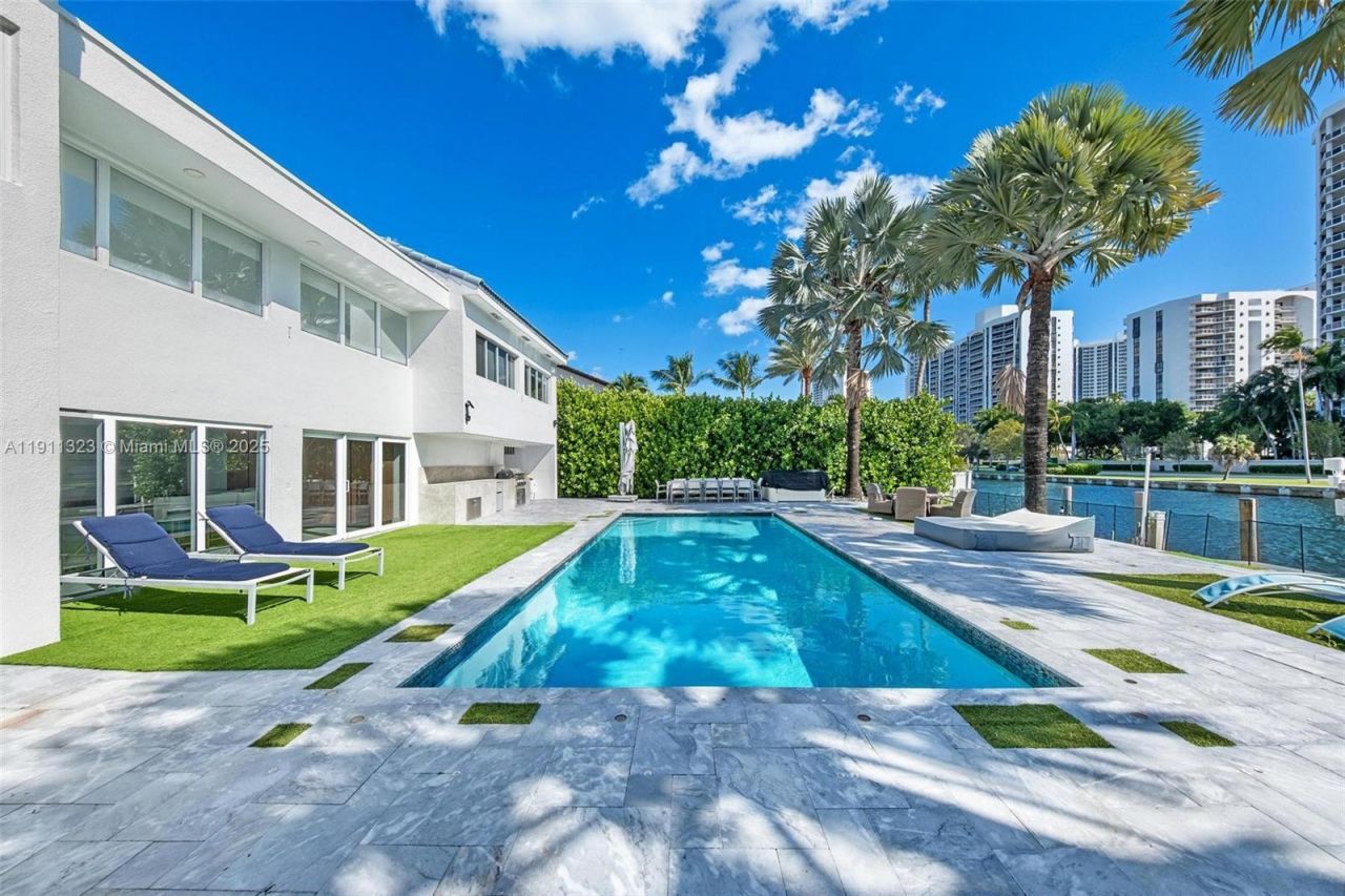 449 Holiday Dr, Hallandale Beach, FL 33009 Photo