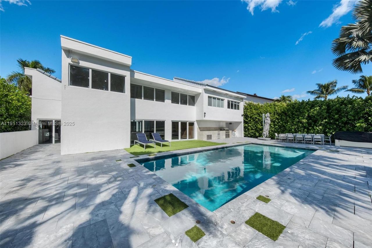 449 Holiday Dr, Hallandale Beach, FL 33009 Photo