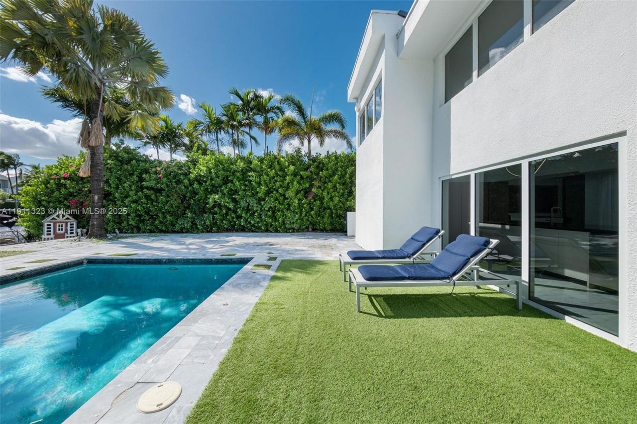 449 Holiday Dr, Hallandale Beach, FL 33009 Photo