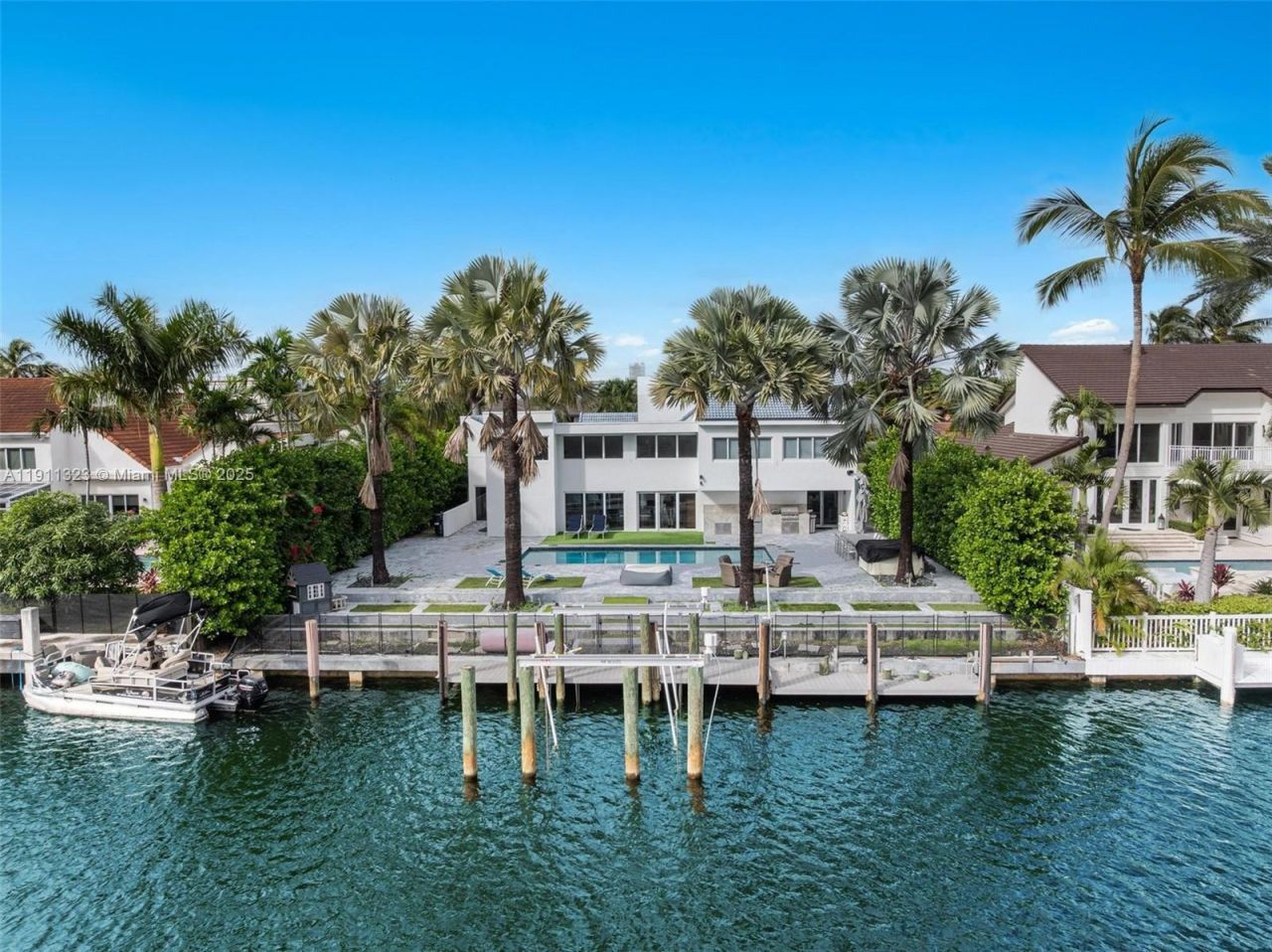 449 Holiday Dr, Hallandale Beach, FL 33009 Photo