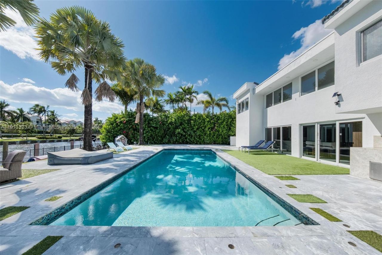 449 Holiday Dr, Hallandale Beach, FL 33009 Photo