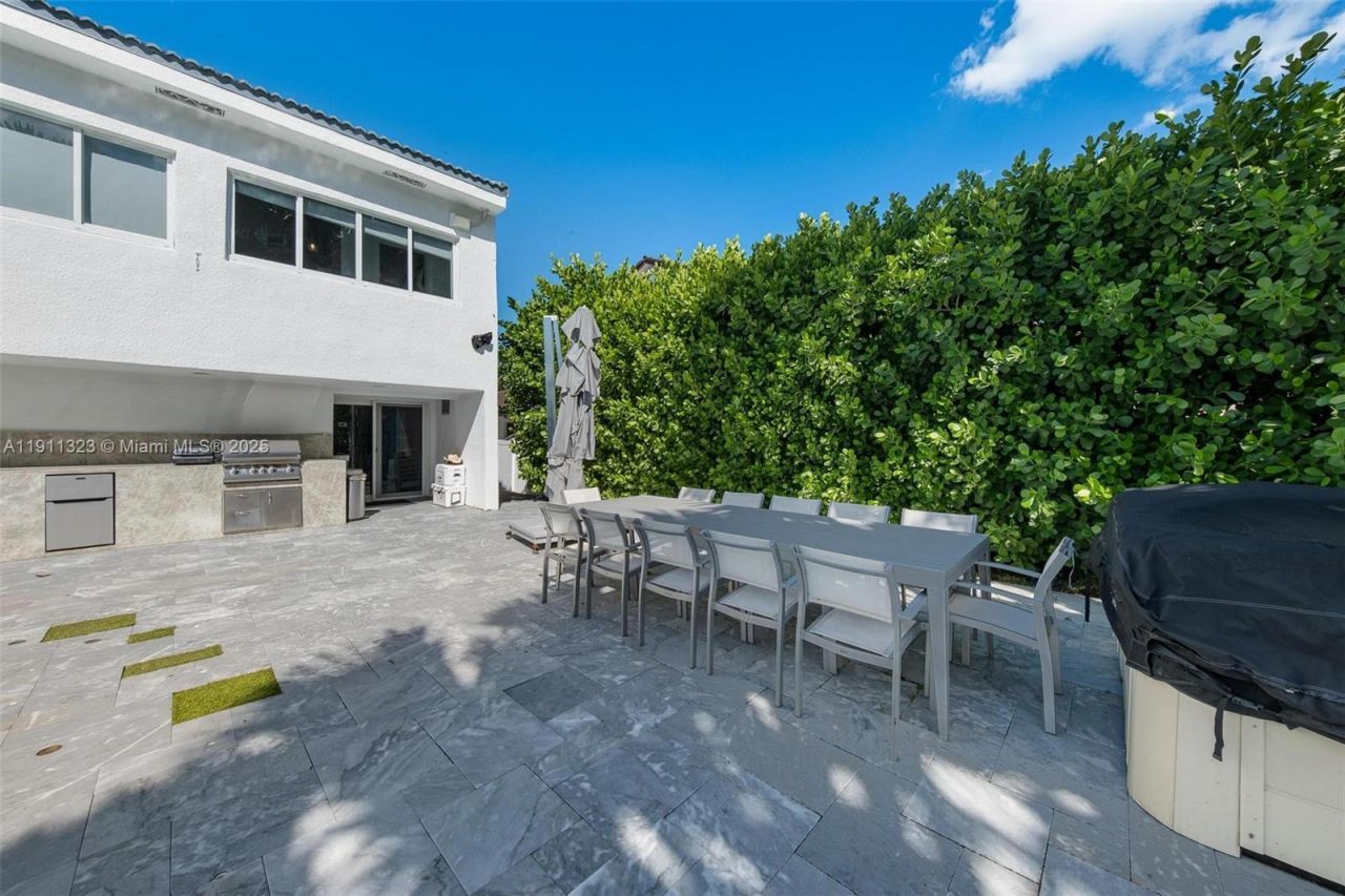 449 Holiday Dr, Hallandale Beach, FL 33009 Photo