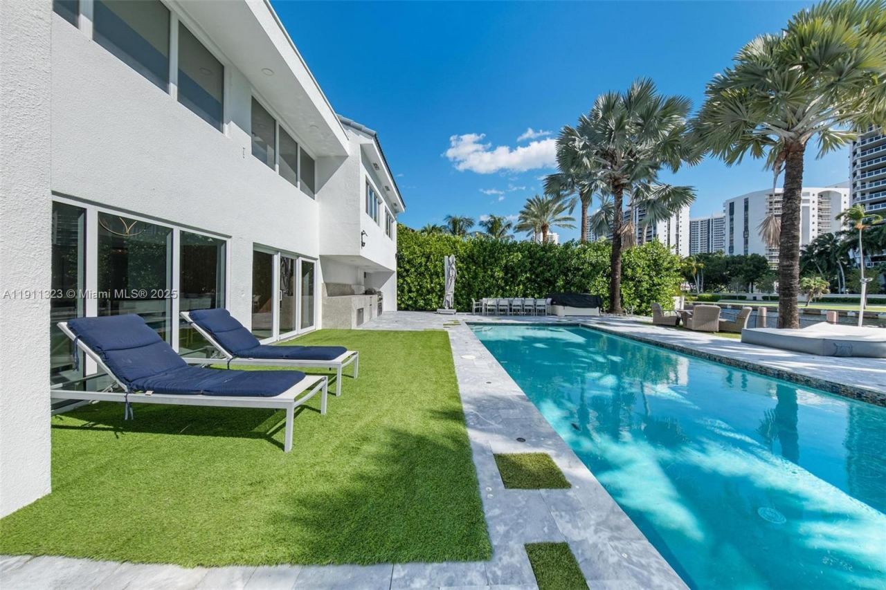 449 Holiday Dr, Hallandale Beach, FL 33009 Photo