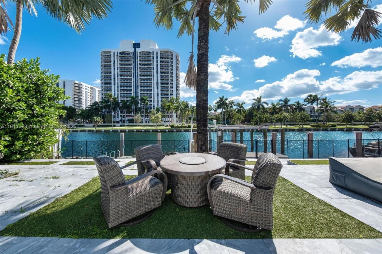 449 Holiday Dr, Hallandale Beach, FL 33009 Photo