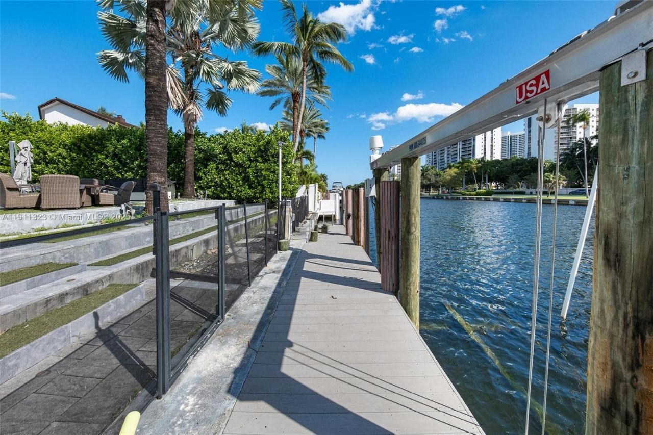 449 Holiday Dr, Hallandale Beach, FL 33009 Photo