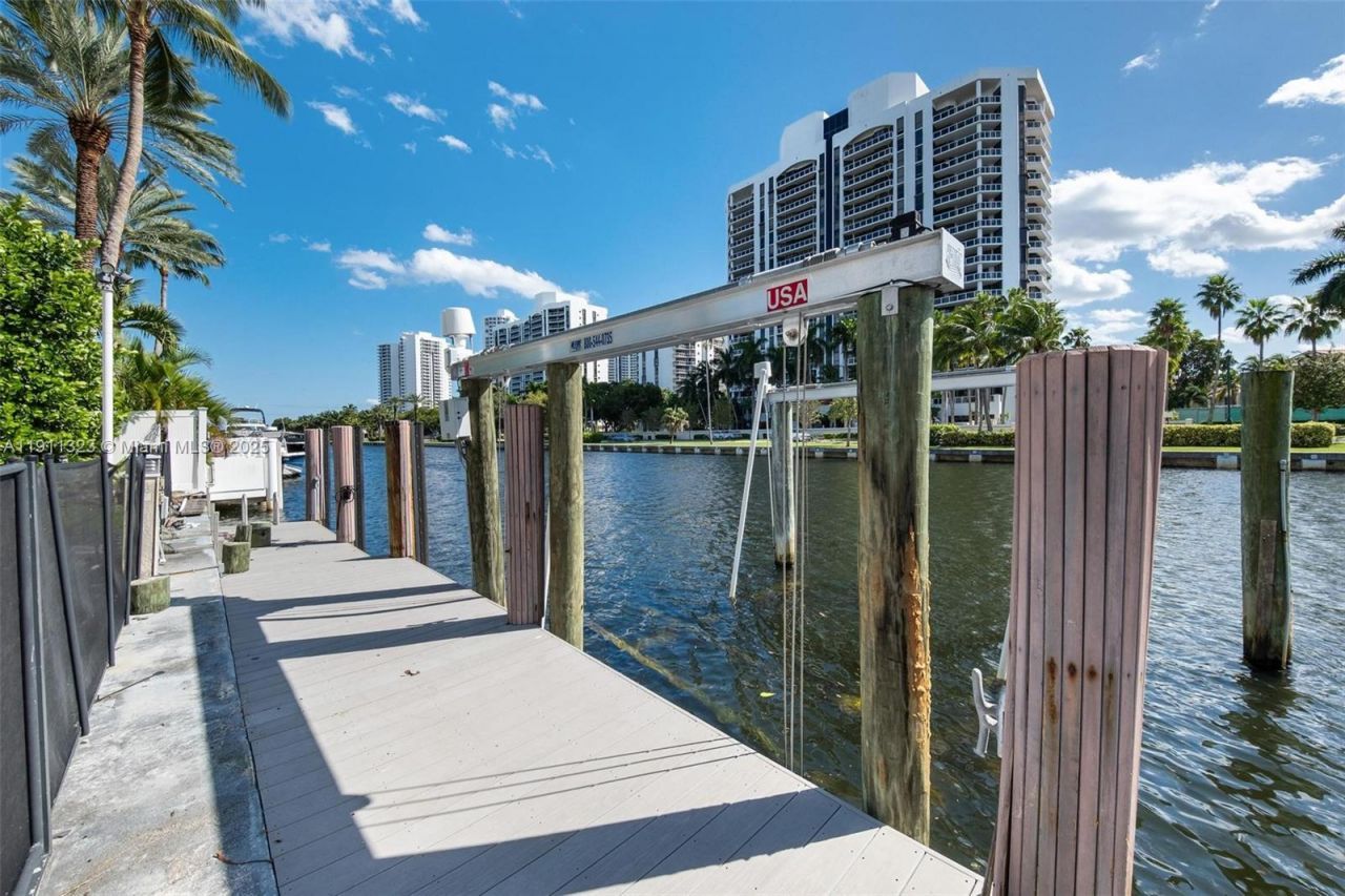 449 Holiday Dr, Hallandale Beach, FL 33009 Photo