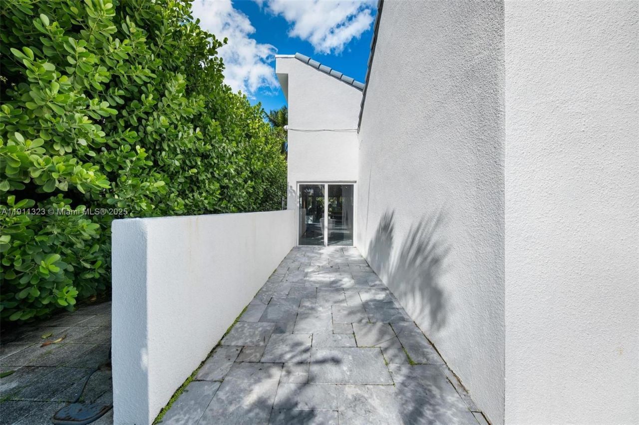 449 Holiday Dr, Hallandale Beach, FL 33009 Photo