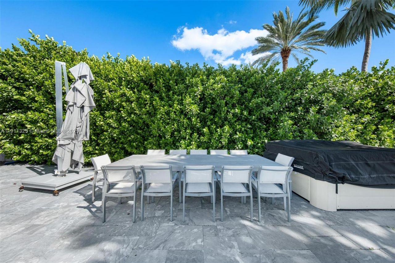 449 Holiday Dr, Hallandale Beach, FL 33009 Photo