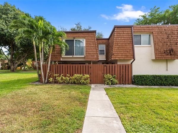 2061 SW 90th Avenue, Unit B-17, Davie, FL 33324
