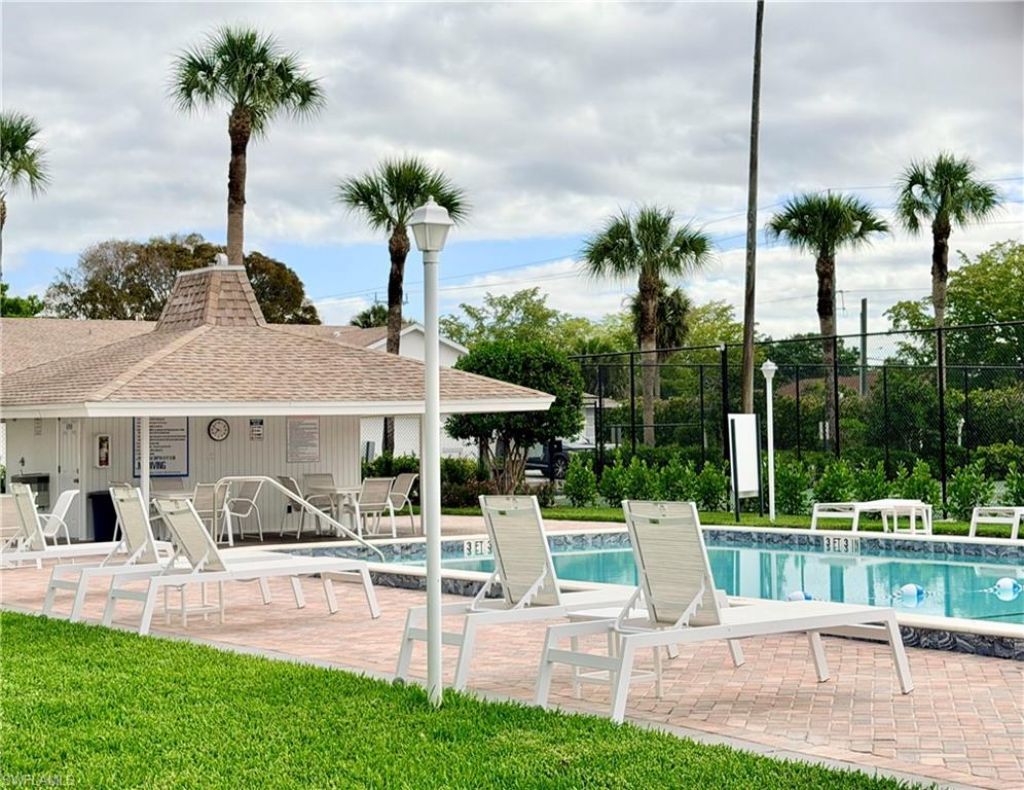 9580 Victoria Ln, Unit A-202, Naples, FL 34109 Photo