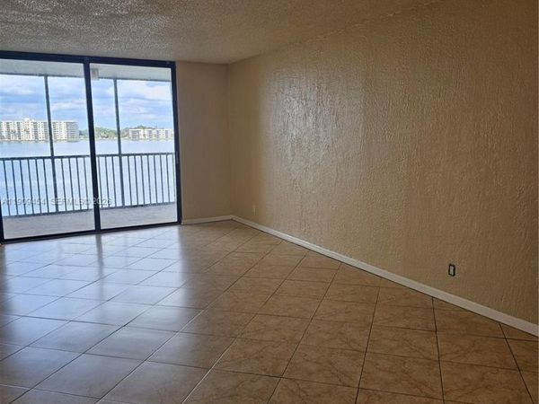 114 Lake Emerald Dr, Unit 409, Oakland Park, FL 33309