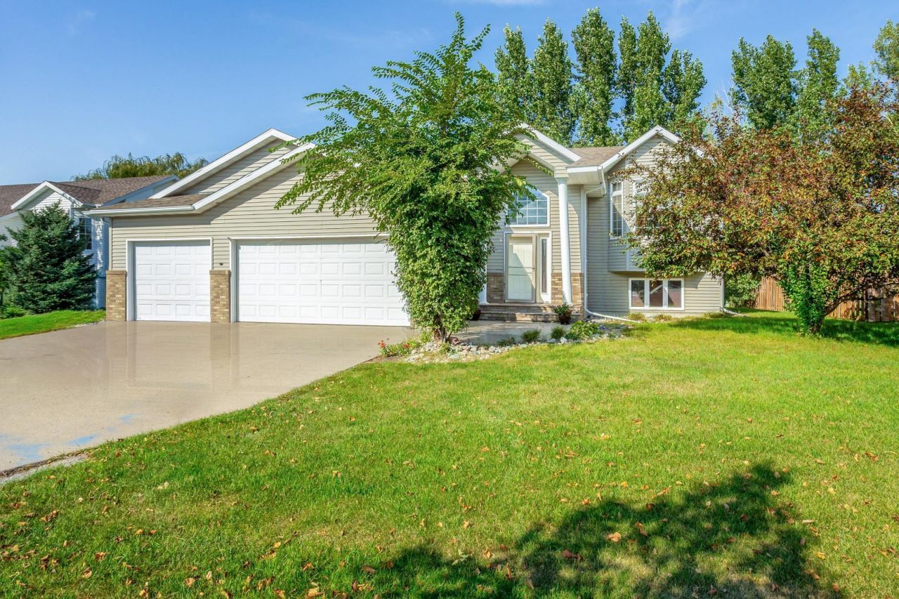 3441 42nd Avenue S, Fargo, ND 58104 Main Photo