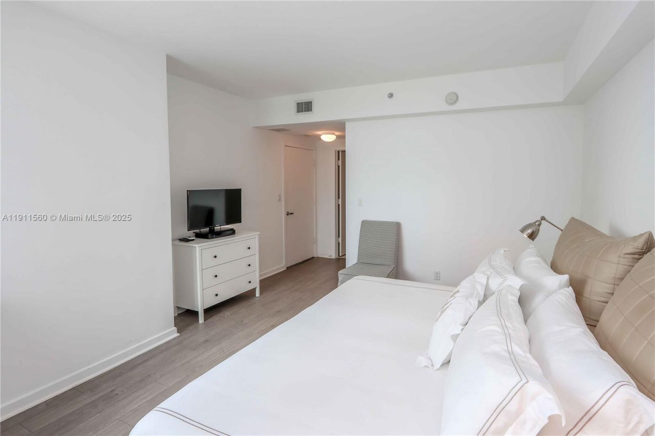 325 S Biscayne Blvd, Unit 1422, Miami, FL 33131 Photo